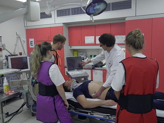 Teilnehmer des P.A.R.T.Y. Programmes bei einer Demonstration im Schockraum. Hier werden schwerverletzte Patienten vom Schockraumteam versorgt.